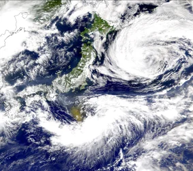 Satellitenbild des Pazifischen Ozeans in der Nähe von Japan mit einer großen braunen Wolke, möglicherweise verursacht durch den Ausbruch des Mount Oyama auf der Insel Miyakejima, Japan. Wissenschaft Geologie Vulkanologie